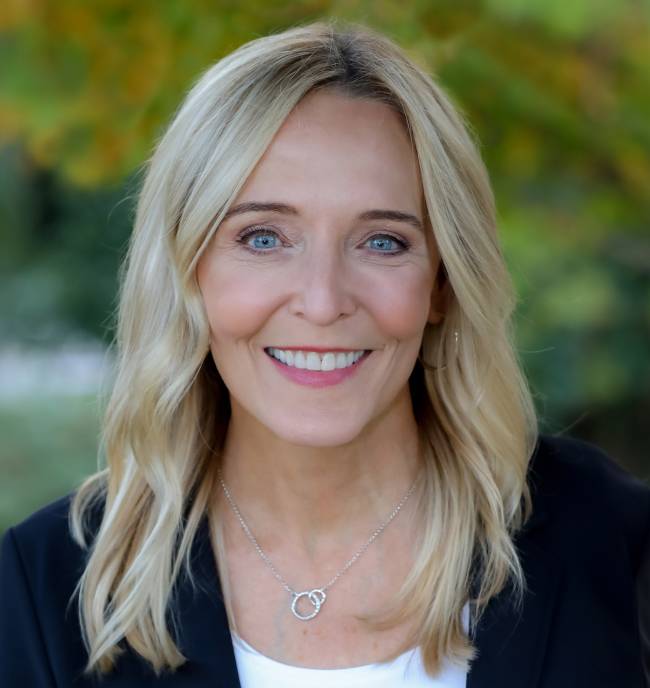 lynn-berg-headshot 1